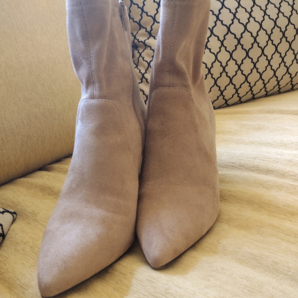 Ann Taylor booties size 6